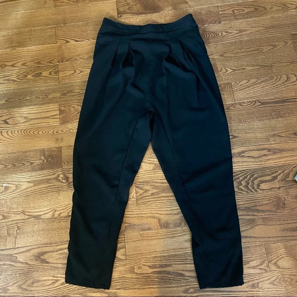 BCBGMAXAZRIA pleated black capris in size small - Picture 2 of 10